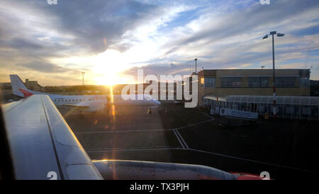 Tramonto sul terminale A Ronaldsway Isola di Man da un aereo Easyjet Foto Stock