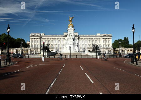 Buckingham Palace è la residenza londinese del monarca regnante del Regno Unito. Foto Stock