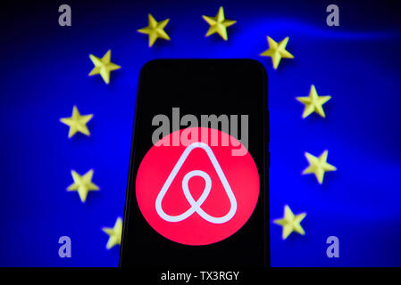 In questa illustrazione della foto un logo Airbnb vede visualizzato su uno smartphone. Foto Stock