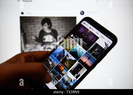 In questa foto illustrazione il Instagram app vede visualizzato su uno smartphone. Foto Stock