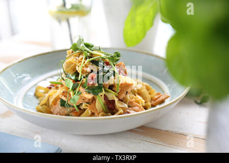 Spaghetti con salmone e pomodori secchi. Appetitoso piatto Foto Stock