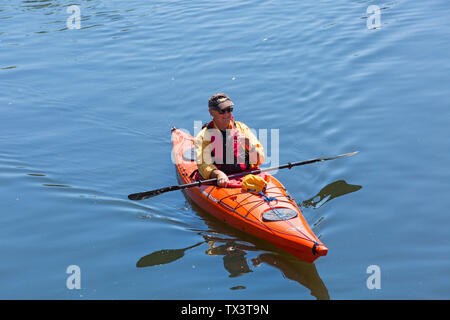 Uomo in venture canoe kayak su Dorset Dinghy giorno sul Fiume Stour, Iford, Dorset Regno Unito nel mese di giugno Foto Stock