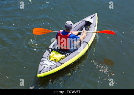 Uomo in ITIWIT kayak gonfiabili su Dorset Dinghy giorno sul Fiume Stour, Iford, Dorset Regno Unito nel mese di giugno Foto Stock