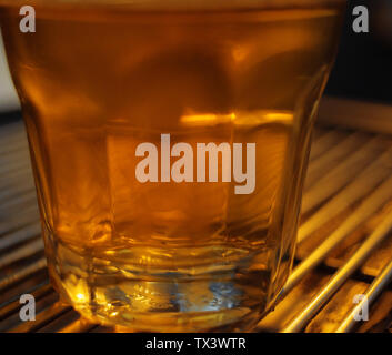 Un vetro trasparente riempita con acqua.Le coppe sono collocati sul contatore della macchina da caffè.Il vetro trasparente è un accessorio del caffè mac Foto Stock