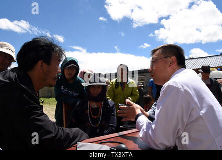 (190624) -- MAQU, Giugno 24, 2019 (Xinhua) -- aiuto medico membro del team Chen Zhifang(R) fornisce gratuitamente i servizi di consultazione per la gente del luogo in Maqu contea di Gannan tibetano prefettura autonoma, a nord-ovest della Cina di Provincia di Gansu, il 23 giugno 2019. Gansu secondo provinciale del popolo ospedale ha inviato oltre 30 medici in quattro lotti per fornire aiuto medico nella contea di Maqu sin dalla fine del 2015. I medici ha superato le difficoltà di malessere da altitudine e scomodo il trasporto durante il trattamento di pazienti sui prati dell'altopiano. Aver servito quasi 10 000 persone finora, il team medico ha risolto il problema di h Foto Stock