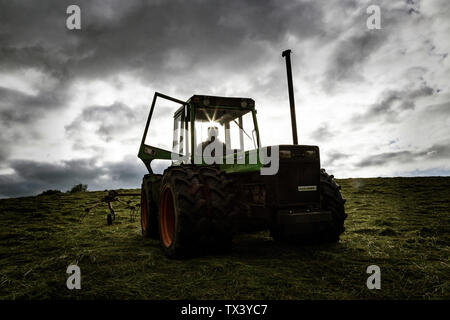 Coltivatore a Dunsford Dartmoor, Crop - pianta, raccolto, Regno Unito, attività agricola, costruzione agricola, Campo agricolo, agricoltura britannica, Foto Stock