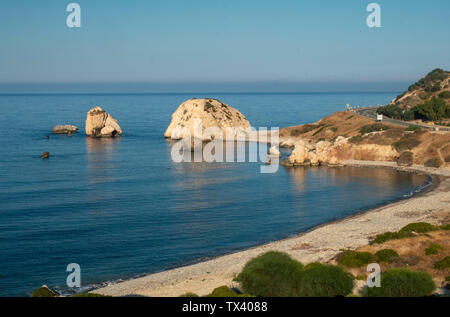 La mattina presto il sole illumina Roccia di Afrodite (Petra tou Romiou) vicino a Kouklia, regione di Paphos, Repubblica di Cipro. Foto Stock