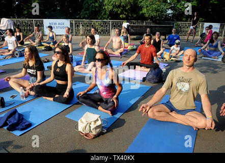 Kiev, Ucraina. Il 22 giugno, 2019. I partecipanti durante una sessione di yoga in occasione della Giornata Internazionale di Yoga a Kiev. Credito: Alexey Ivanov SOPA/images/ZUMA filo/Alamy Live News Foto Stock