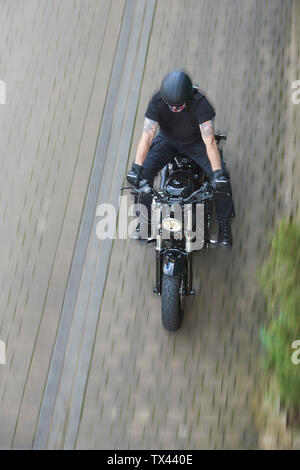 Motociclista a Harley Davidson Sportster 48 dal di sopra Foto Stock