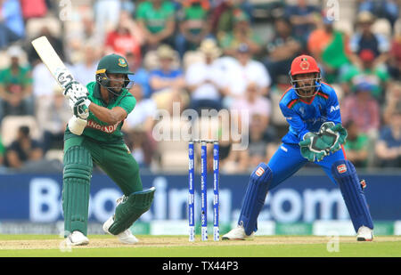 Shakib al Hasan del Bangladesh (a sinistra) durante la partita di gruppo della Coppa del mondo di cricket ICC all'Hampshire Bowl di Southampton. Foto Stock