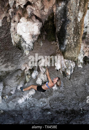 Thailandia, Krabi, Lao liang island, donna bouldering nella parete di roccia Foto Stock