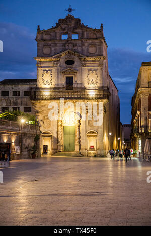 L'Italia, sicilia, Ortigia, Siracusa barocca chiesa di Santa Lucia alla Badia al crepuscolo Foto Stock