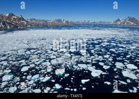 La Groenlandia, est della Groenlandia, vista aerea di isola di Ammassalik e fiordo con pack o di ghiaccio di moto Foto Stock