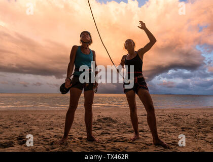 Thailandia, Krabi, Lao Liang island, due alpinisti femmina discutendo sulla spiaggia Foto Stock