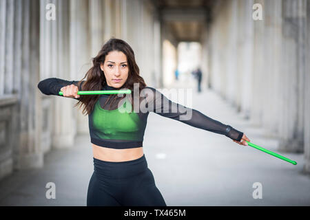 Giovane donna sterlina facendo esercizio di fitness Foto Stock