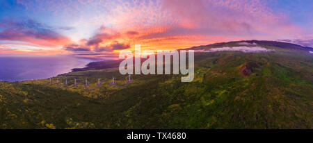 Stati Uniti d'America, Hawaii Maui, costa sud del Vulcano Haleakala, Luala'ilua colline e delle turbine a vento al tramonto Foto Stock