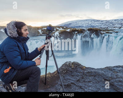 L'Islanda, fotografo a cascata Godafoss in inverno Foto Stock