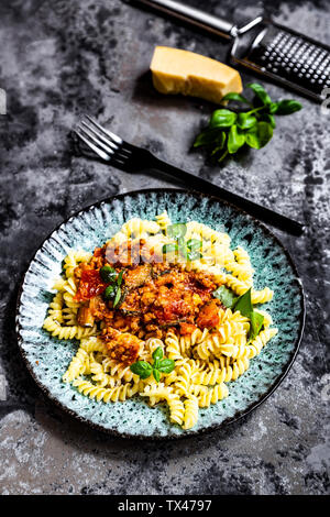 Spirelli con bolognese vegetariana, girasole tritare, zucchine, pomodori, parmigiano e basilico Foto Stock