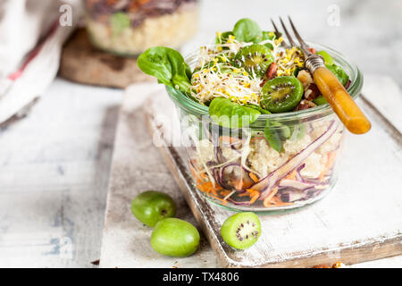 La quinoa con insalata di agnello, lattuga, cavolo, mini kiwi e nocciole Foto Stock