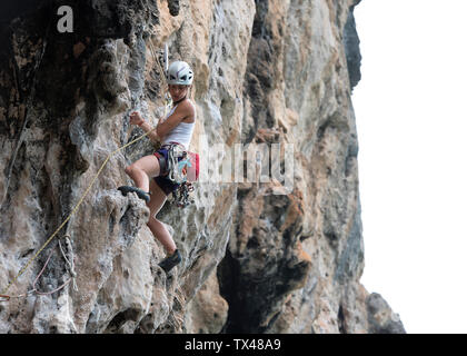 Thailandia, Krabi, Chong Pli, donna di arrampicata in parete di roccia Foto Stock