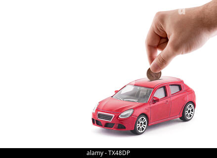 Mettere una moneta nell'auto coin bank su sfondo bianco Foto Stock