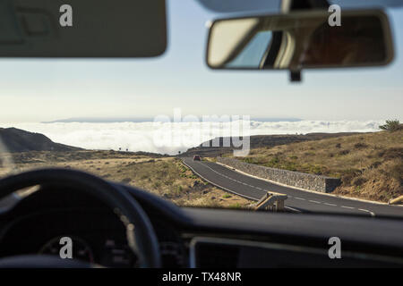 Spagna Isole Canarie La Gomera, vista al di fuori di un parabrezza per un cloud coperchio sopra l'atlantico Foto Stock