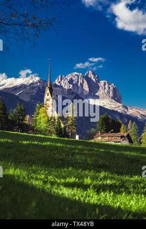 L'Italia, Trentino Alto Adige, Vigo di Fassa, vista sul paese e sulle montagne delle Dolomiti Foto Stock