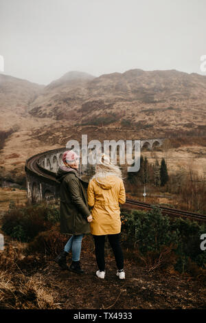 Regno Unito, Scozia, Highland, viadotto Glenfinnan, femmina amici cercando di visualizzare Foto Stock