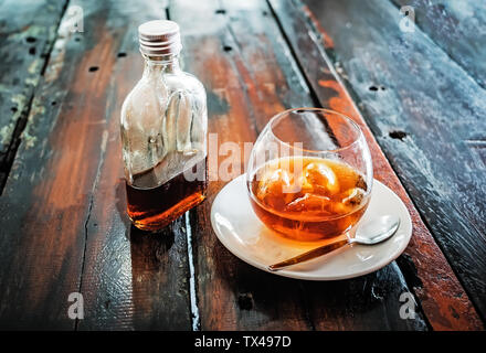 Una bottiglia di birra fredda e il caffè e il ghiaccio in vetro con preparati a freddo bevanda Brew Foto Stock