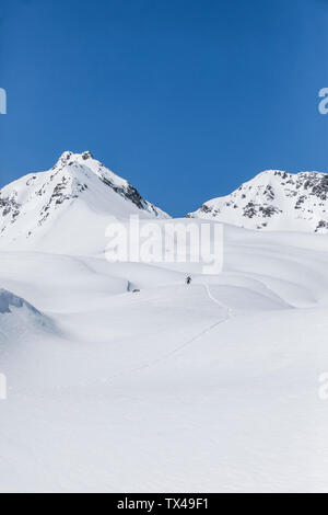 Austria, Tirolo, tra Ischgl e Galtuer, Hohe Koepfe, ski tourer salendo fino al vertice in inverno Foto Stock