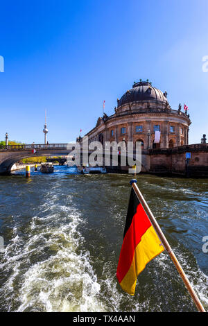 Germania, Berlino, Bode Museum e bandiera tedesca sulla barca per gite sul fiume Spree Foto Stock