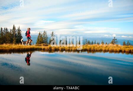 Salisburgo, Austria Membro, femmina escursionista con il cane Foto Stock