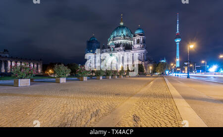 Germania, Berlino, vista illuminata la Cattedrale di Berlino e la torre della televisione Foto Stock