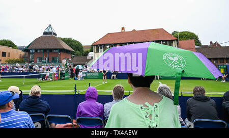Eastbourne Regno Unito 24 Giugno 2019 - Gli ombrelli venuto fuori come pioggia interrompe la riproduzione durante la natura Valle torneo internazionale di tennis in Devonshire Park in Eastbourne . La previsione è per una ondata di caldo lungo con tuoni di arrivare in Gran Bretagna dall'Europa continentale con temperature che dovrebbero raggiungere il 30s in alcune parti del sud est. Credito : Simon Dack /TPI / Alamy Live News Foto Stock