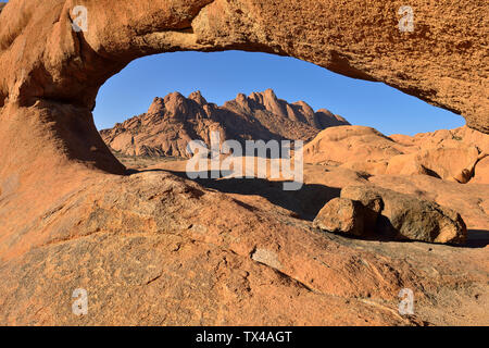 Africa, Namibia, Erongo Provincia, Spitzkoppe, Arco Naturale e montagne Pontok Foto Stock