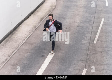 Imprenditore in esecuzione su strada Foto Stock