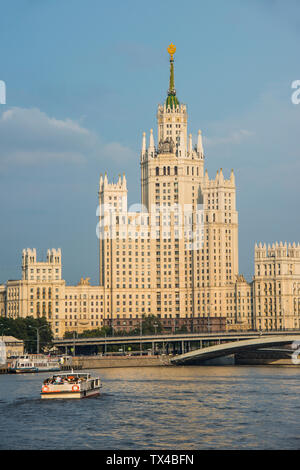 Russia, Mosca, crociera fluviale lungo il Moskva prima di uno dei Sette sorelle Foto Stock