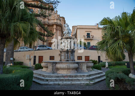 Sicilia, Noto, Fontana d'Ercole di sera Foto Stock