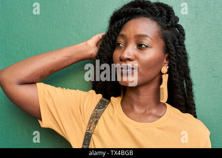 Ritratto di giovane donna con naso piercing e dreadlocks Foto Stock