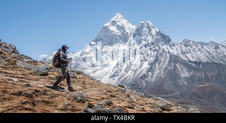 Il Nepal, Solo Khumbu, Everest, alpinista camminare vicino a Dingboche Foto Stock