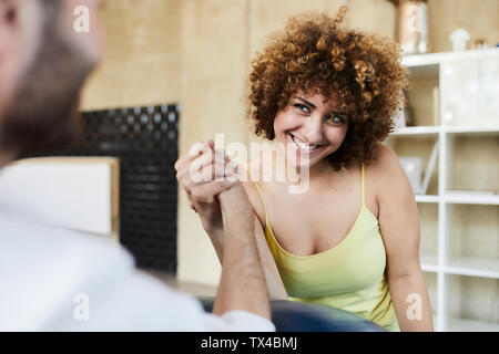 Felice l'uomo e donna wrestling braccio in office Foto Stock