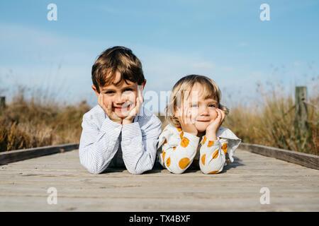 Ritratto di ragazzo e la sua sorellina affiancati sul Boardwalk Foto Stock