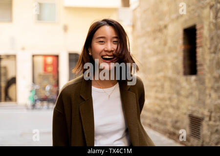 L'Italia, Firenze, felice giovane donna in città Foto Stock
