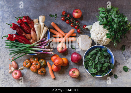 Frutta e verdura fresche dal mercato settimanale Foto Stock