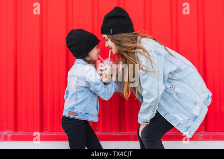 Ragazza adolescente e sorellina divertirsi insieme Foto Stock