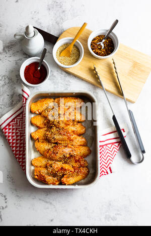 La preparazione di ALI DI POLLO PICCANTI Foto Stock