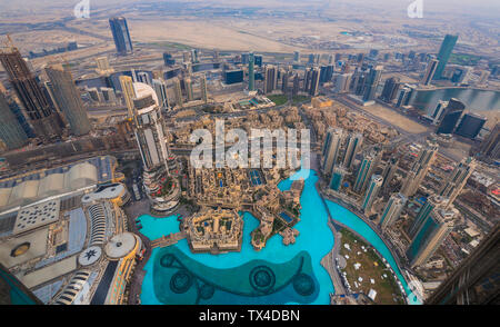 Emirati Arabi Uniti Dubai, cityscape con Burj Lake e Souk Al Bahar Foto Stock
