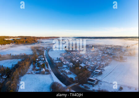 In Germania, in Baviera, Gelting e Loisach, Atmosfera mattutina in inverno, vista aerea Foto Stock