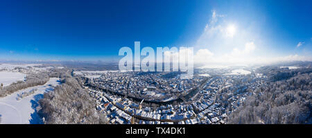 In Germania, in Baviera, vista panoramica su Wolfratshausen con fiume Loisach in inverno, vista aerea Foto Stock