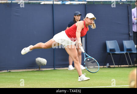 Eastbourne Regno Unito 24 Giugno 2019 - Yulia Putintseva del Kazakistan gioca un colpo contro Daniella Collins di Stati Uniti d'America durante la loro corrispondenza alla natura Valle torneo internazionale di tennis presso Devonshire Park in Eastbourne . Credito : Simon Dack / TPI / Alamy Live News Foto Stock
